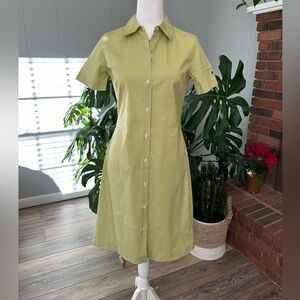 🛍️ NWT classic shirt dress with stretchy button front excellent condition.